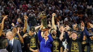 Los Nuggets levantan al cielo el trofeo de campeón de la NBA