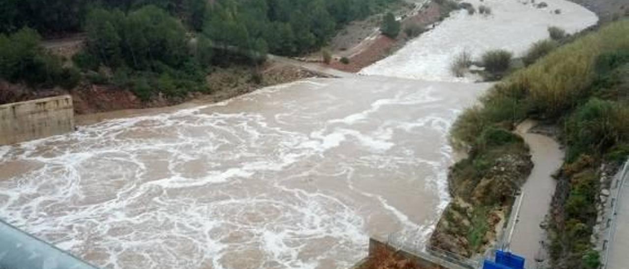 La presa de Algar pierde todo el agua de las lluvias al seguir sin poder embalsarla