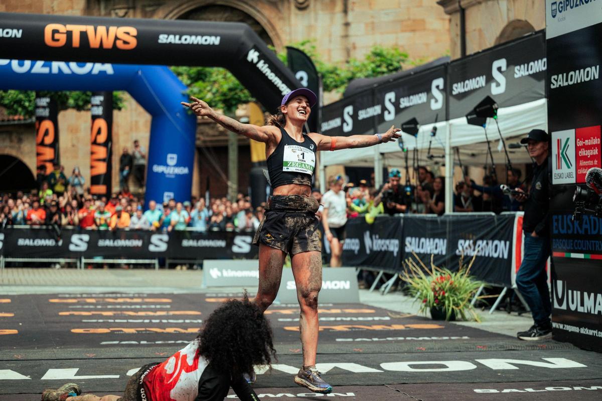 Sara Alonso celebrando su podio en Zegama