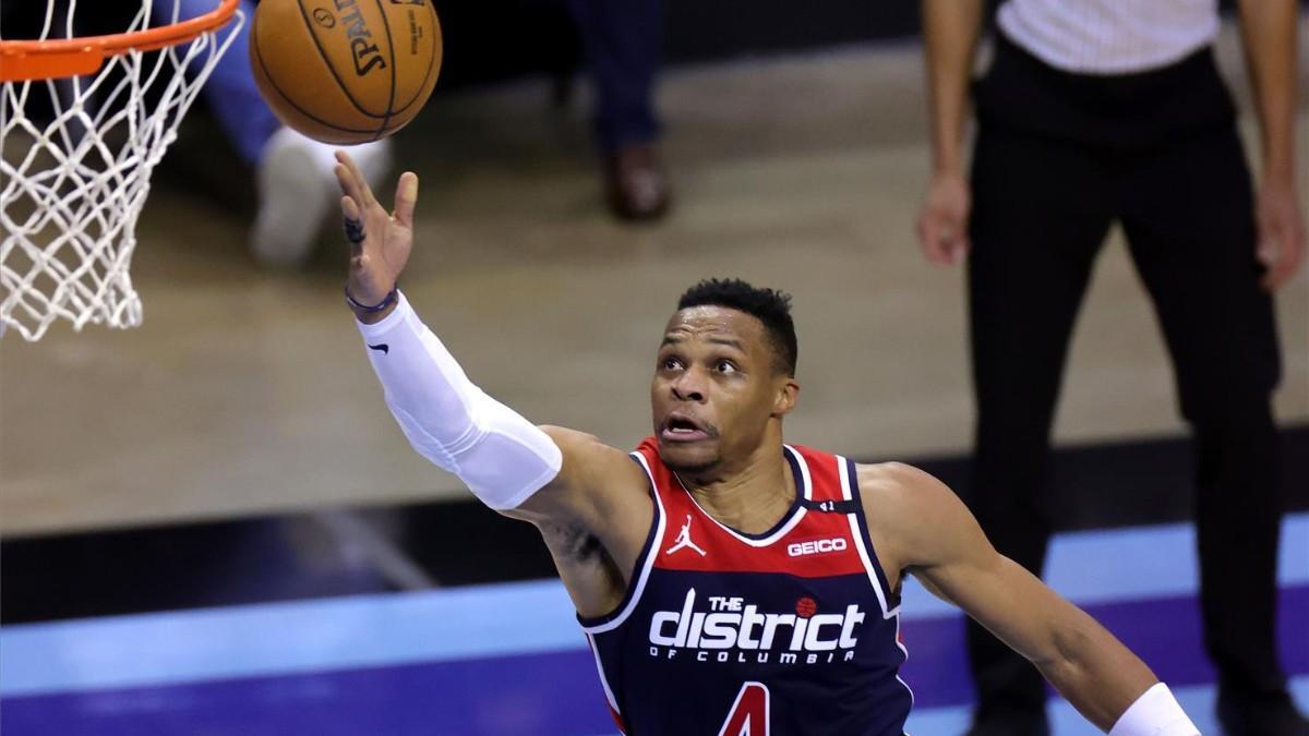 Westbrook, a por un balón ante los Houston Rockets