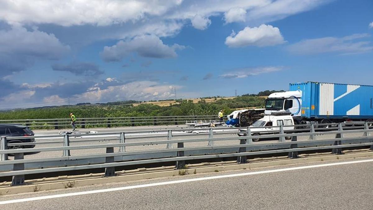 Els vehicles sinistrats en el lloc de l'accident.