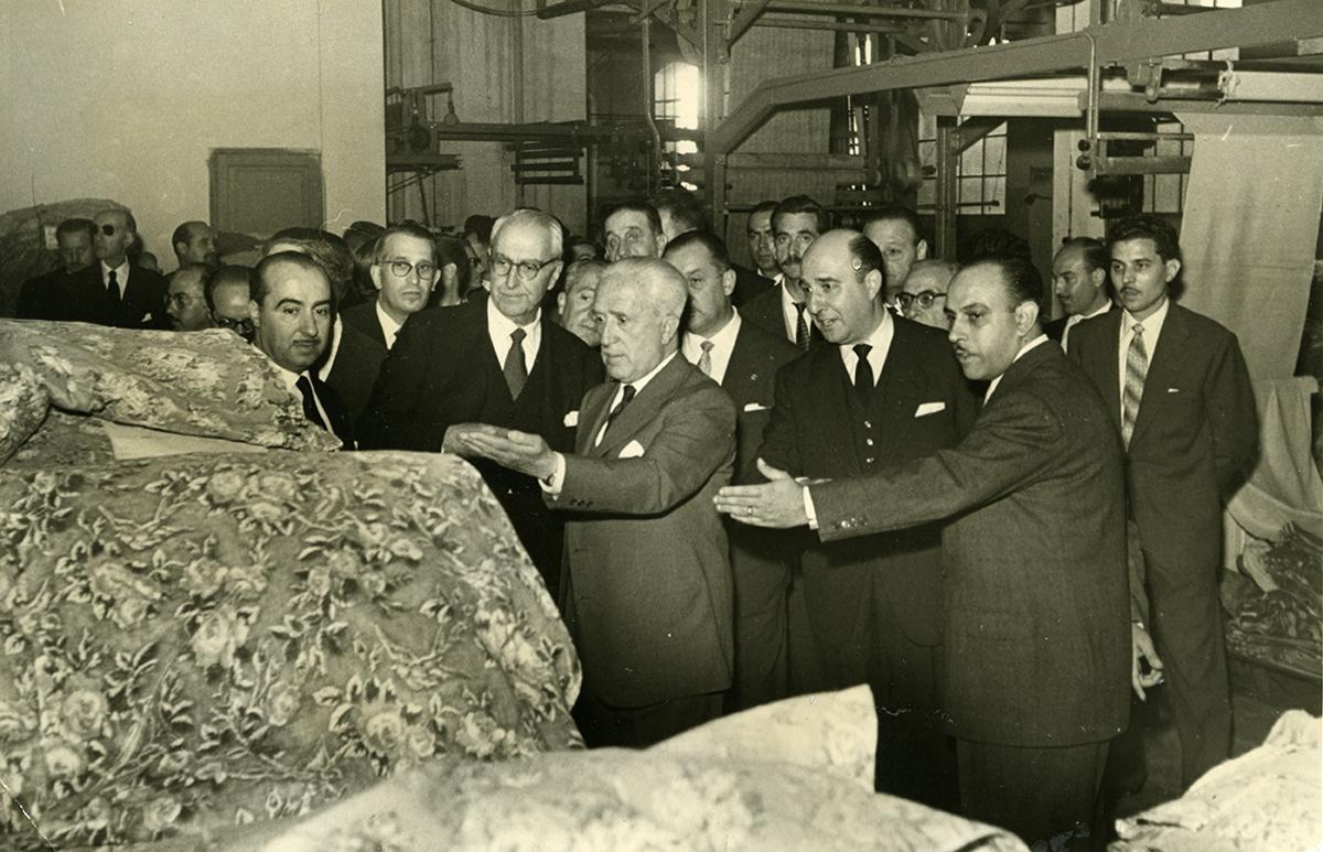 El ministro de Industria, Joaquín Planell, con gafas, y el de Gobernación, Camilo Alonso Vega (pelo blanco y mano extendida), visitan, en 1957, la fábrica Batlló, del grupo de Julio Muñoz Ramonet ( a la derecha de Alonso Vega). El ministro de Industria, Joaquín Planell, con gafas, y el de Gobernación, Camilo Alonso Vega (pelo blanco y mano extendida), visitan, en 1957, la fábrica Batlló, del grupo de Julio Muñoz Ramonet ( a la derecha de Alonso Vega).
