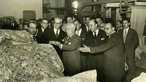 El ministro de Industria, Joaquín Planell, con  gafas, y el de Gobernación, Camilo Alonso Vega (pelo blanco y mano extendida), visitan, en 1957, la fábrica Batlló, del grupo de Julio Muñoz Ramonet ( a la derecha de Alonso Vega).