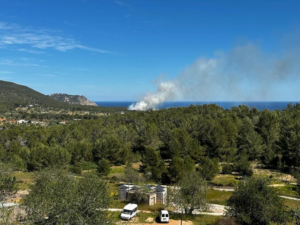 Todas las imágenes del incendio del rally en Ibiza