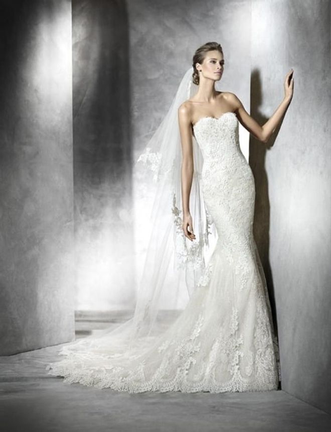 8 vestidos de novia con encaje: vestido de corte sirena y escote corazón con motivos de encaje en guipur