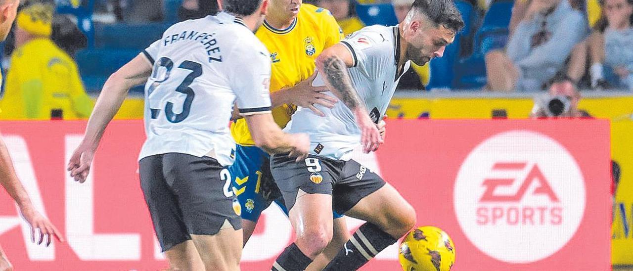 Hugo Duro disputa un balón durante el duelo entre la UD Las Palmas y el Valencia CF