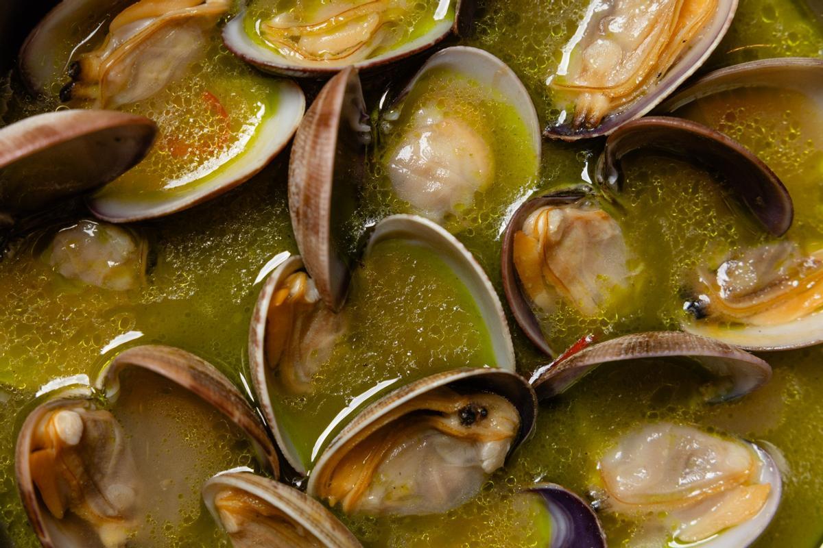 Almejas a la sartén elaborado en Qorte.