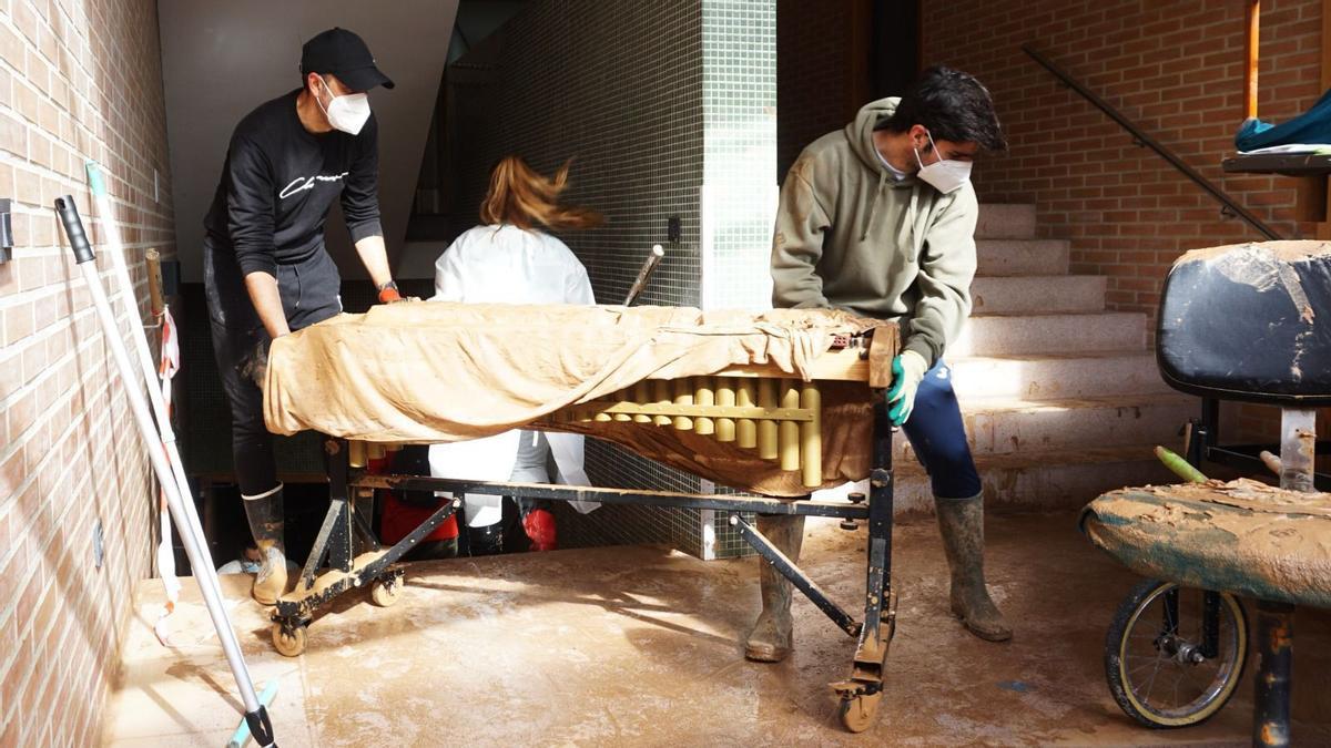 Voluntarios sacando instrumentos en Aldaia.