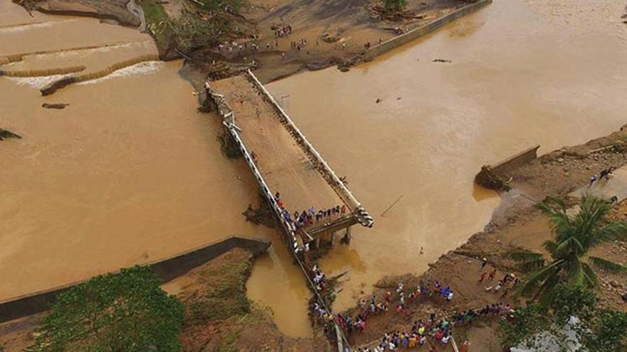 Un pont destruït per l&#039;aigua a Filipines