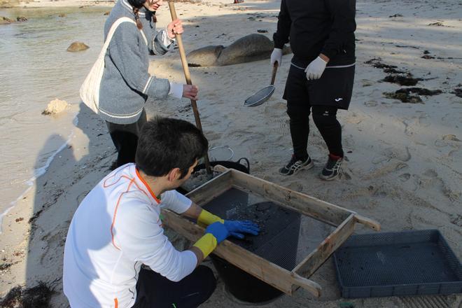 Voluntarios 'luchan' contra la marea de plástico en A Illa