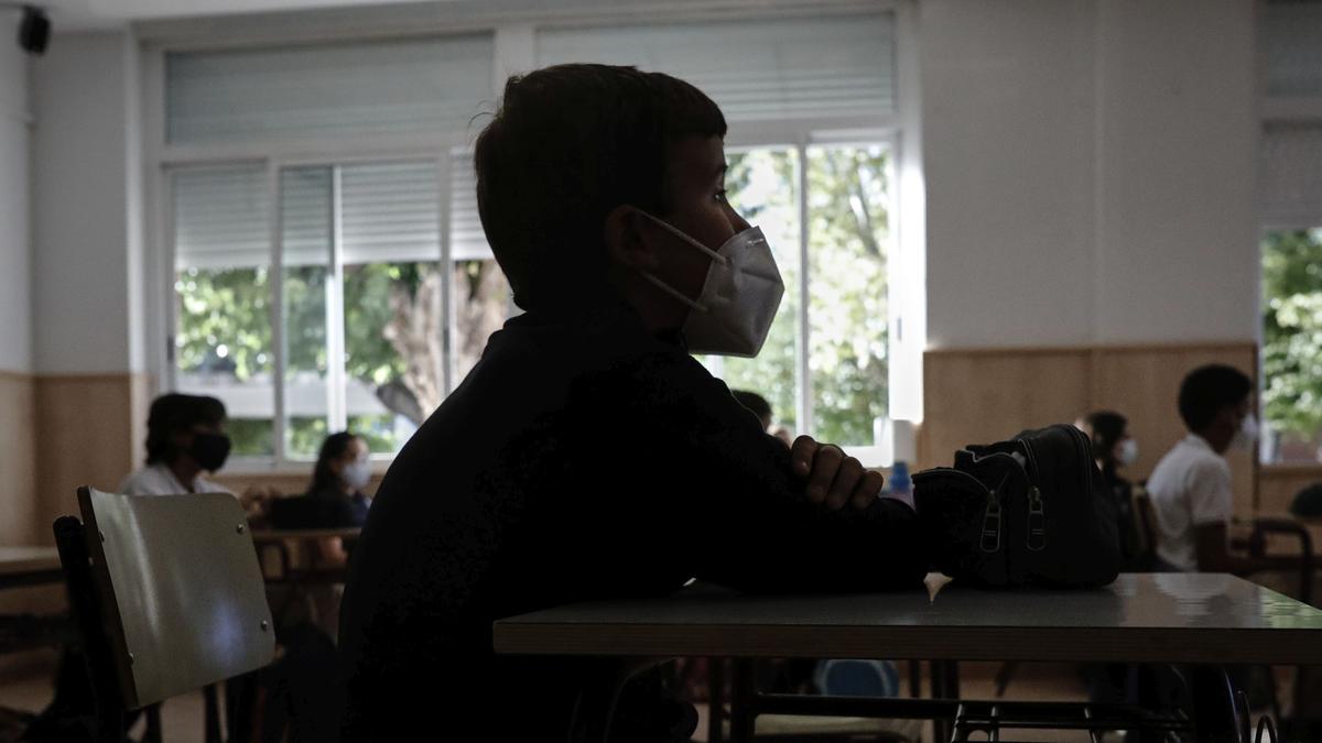 Archivo - Un niño con mascarilla en un aula de un colegio, foto de recurso Archivo - Un niño con mascarilla en un aula de un colegio, foto de recurso