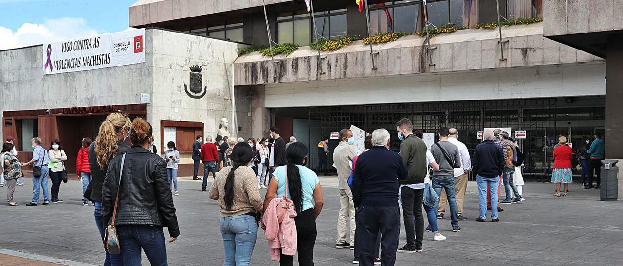 Colas frente al Concello el primer
día que se podía solicitar el
Ingreso Mínimo Vital. |   // R. GROBAS