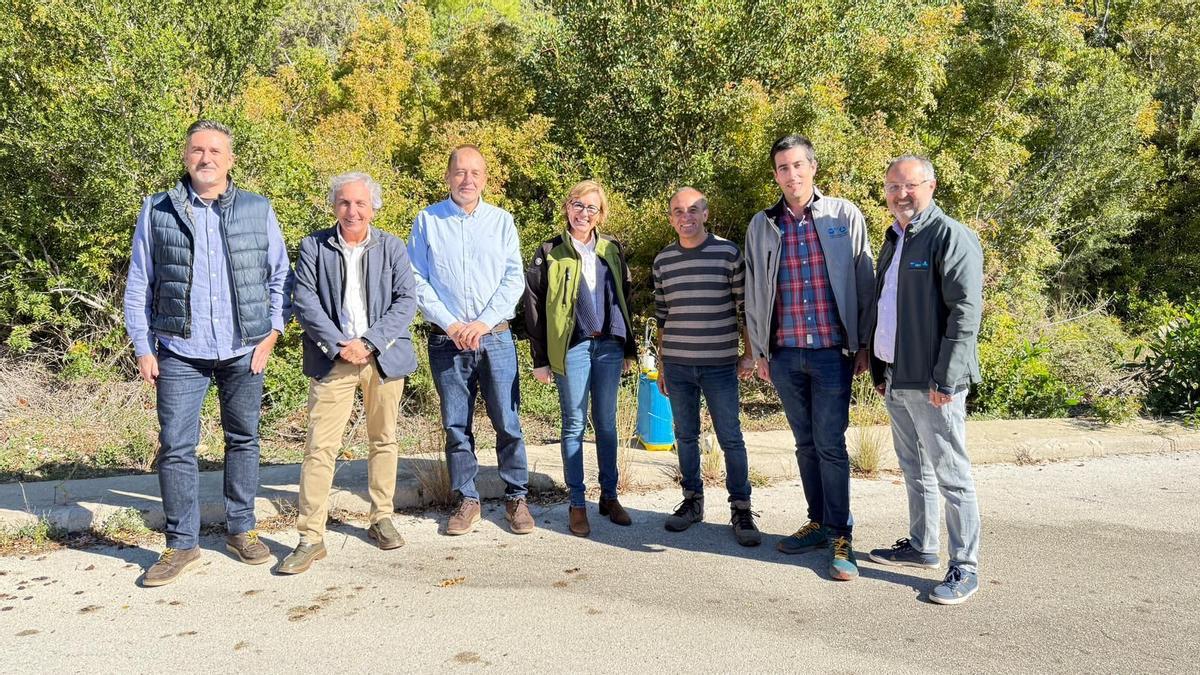 La alcaldesa de Xàbia y el concejal de Medio Ambiente junto a responsables de la Generalitat