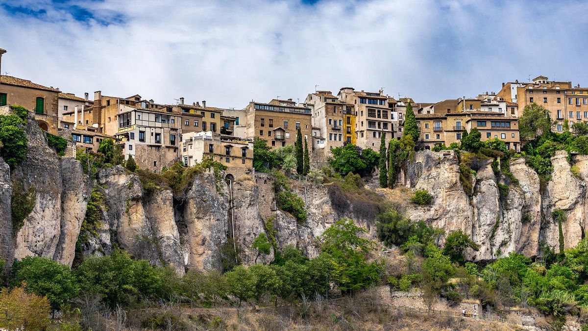 Cases Penjades en un penya-segat a la ciutat de Cuenca, Castella-la Manxa