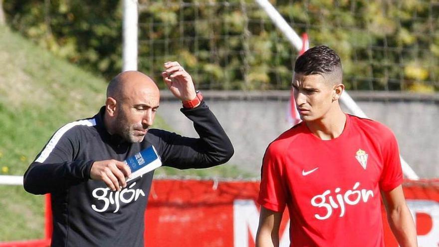 Abelardo, charlando con Rachid en el entrenamiento de ayer.