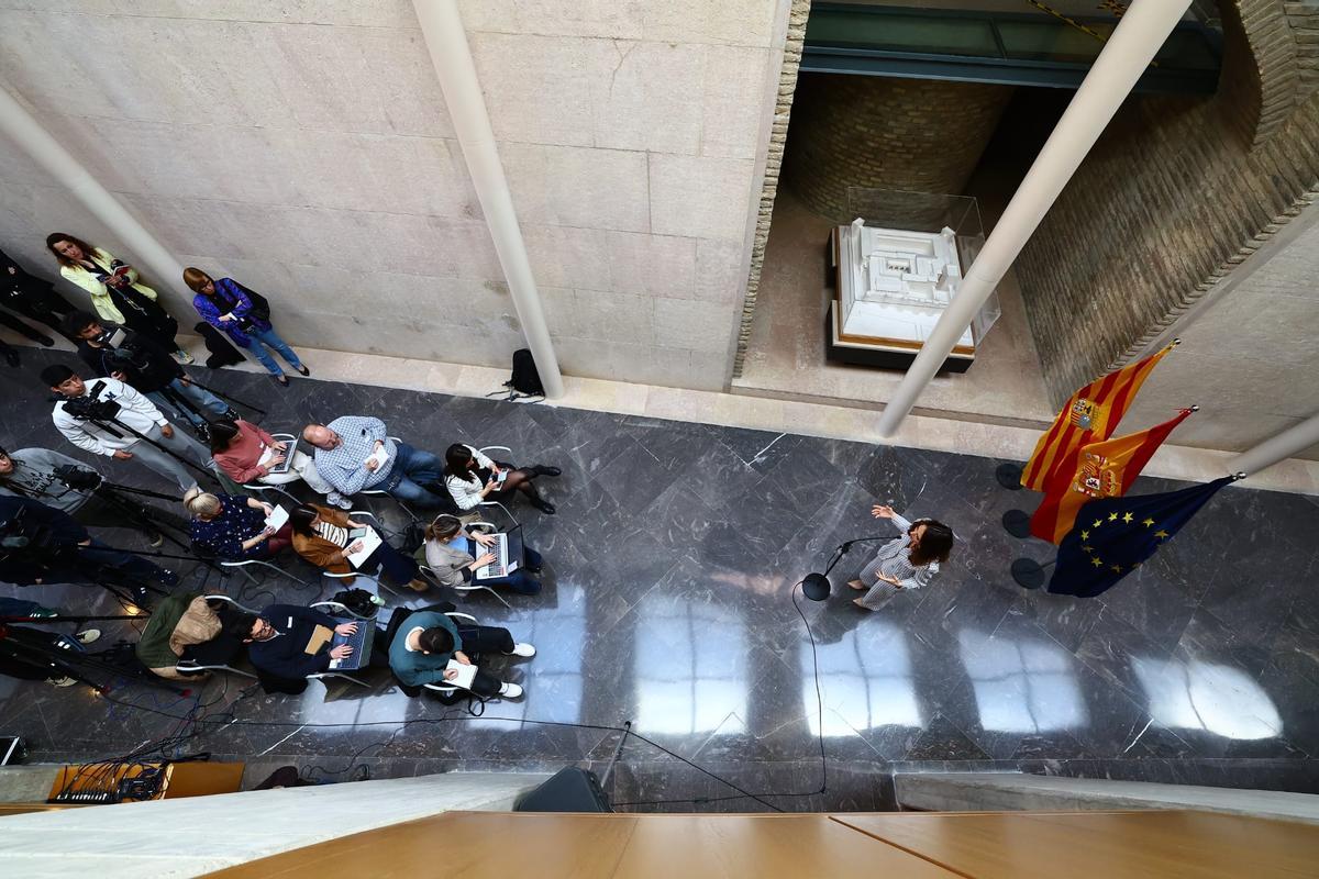 Rueda de prensa de la presidenta de las Cortes, en los pasillos del hemiciclo aragonés.