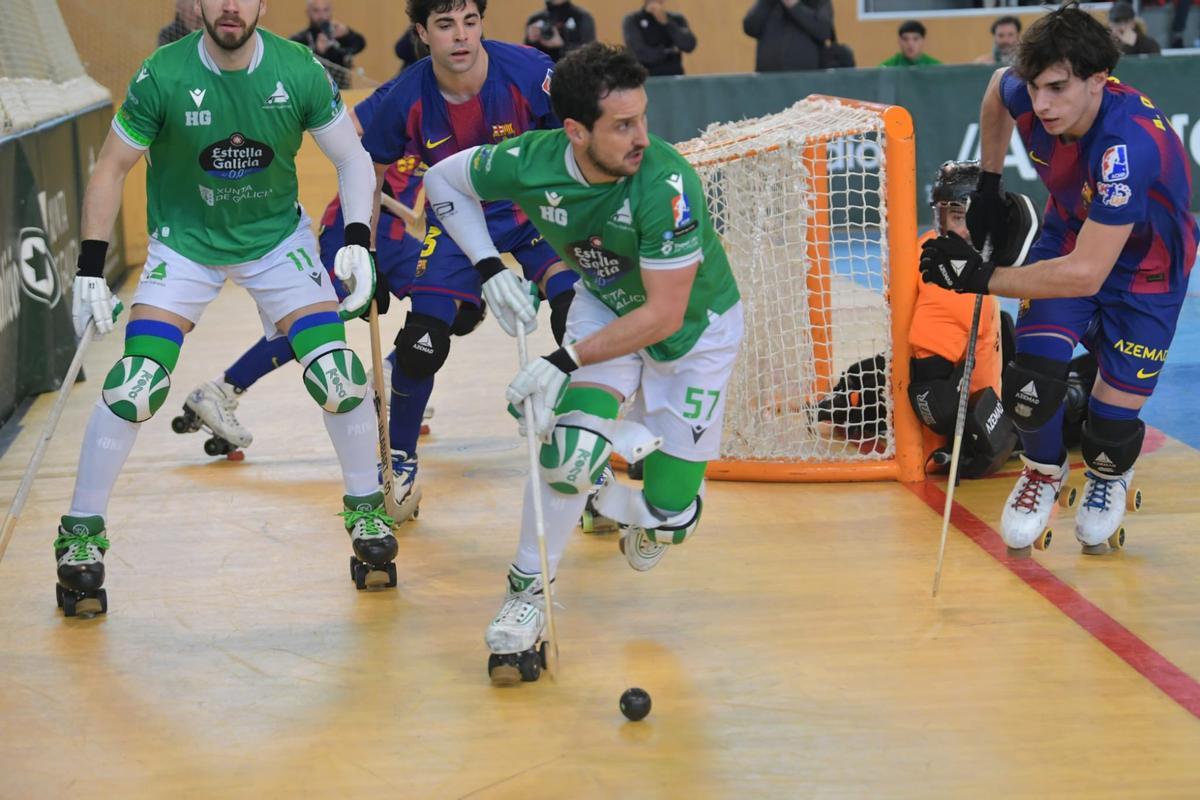 Toni Pérez se lleva la bola ante varios jugadores del Barcelona.
