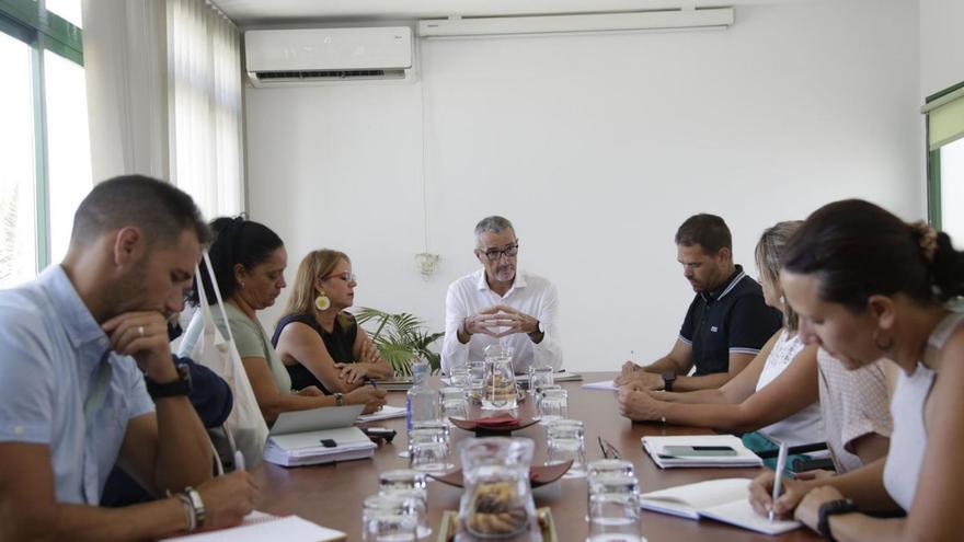 Cabildo y ayuntamientos pactan en Lanzarote la atención a personas vulnerables