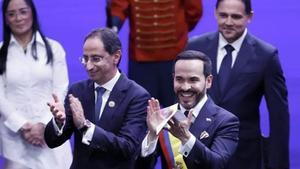 Abelardo de la Espriella (d) reacciona tras jurar como presidente de Colombia para el periodo 2026-2030, junto al vicepresidente José Manuel Restrepo (i), este viernes en Cali (Colombia).