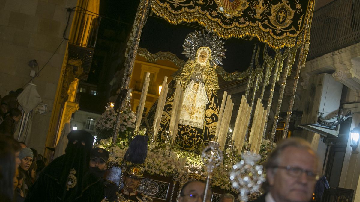 The image of the Soledad de Santa María de Alicante, in a procession The image of the Soledad de Santa María de Alicante, in a procession