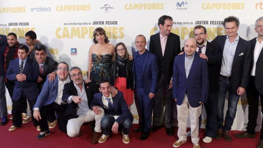 El equipo de «Campeones», con Javier Fesser al frente, en el estreno de la película.