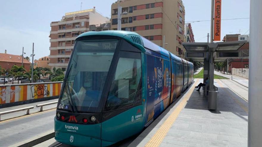 Tranvía de Tenerife en una parada.