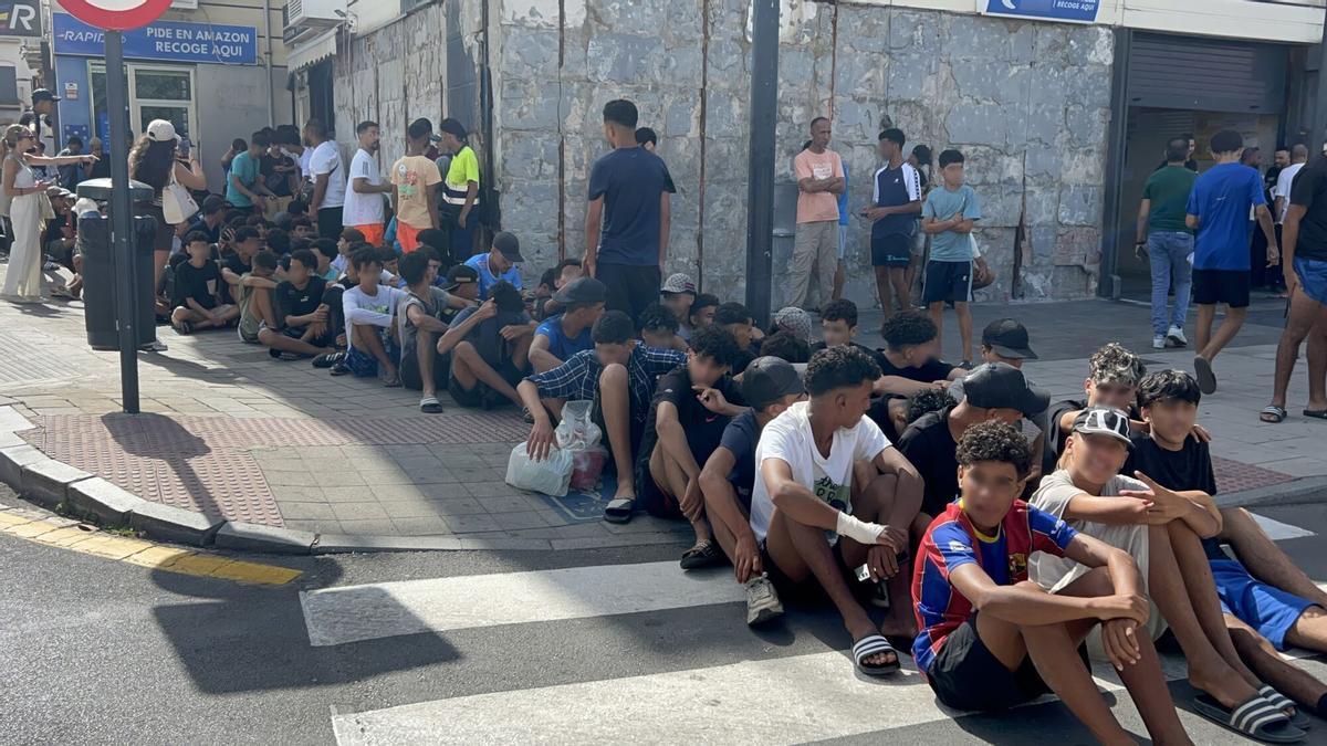 10/08/2026 Un grupo de menores espera para ser filiado en una comisaría de la Policía Nacional, a 10 de agosto de 2026, en Ceuta (España). La ciudad acoge a miles de personas pendientes de retorno, entre ellas más de 1.300 menores, mientras las convocatorias difundidas en redes sociales hacen temer una nueva entrada masiva de migrantes. SOCIEDAD Gabriela Sardá Núñez - Europa Press