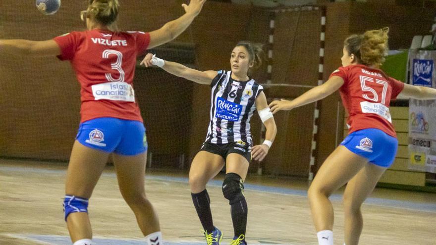 Una acción del partido ante el Balonmano La Salud.