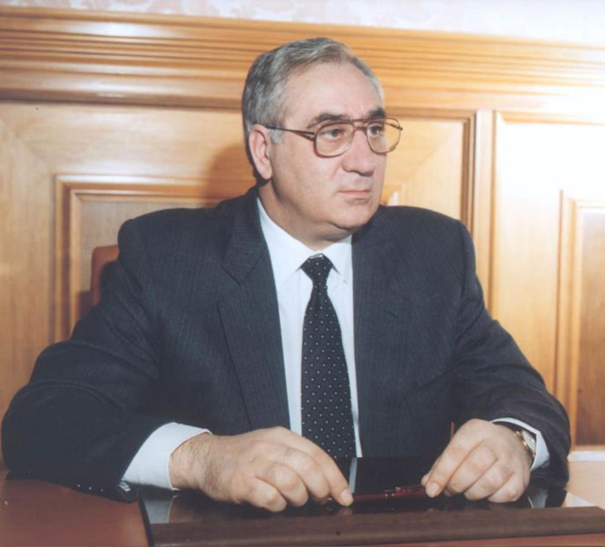 Manuel Abeledo López en el salón de plenos de la institución provincial.