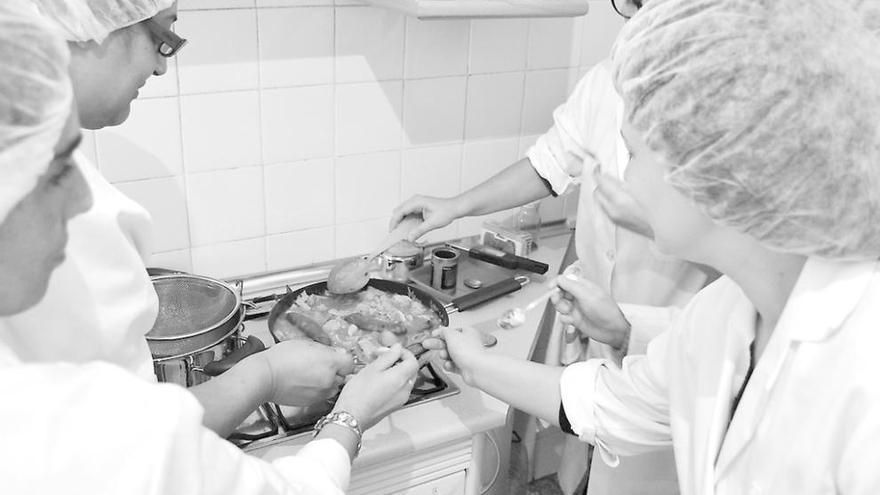 Participantes en el curso de Cáritas sobre servicio doméstico en una clase de cocina.