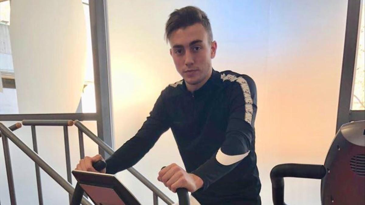 Oriol Busquets se ejercita con la bicicleta estática