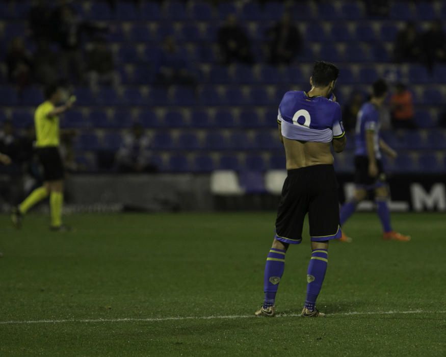 Dos errores del meta gaditano condenan al Hércules en su mejor partido de la temporada.