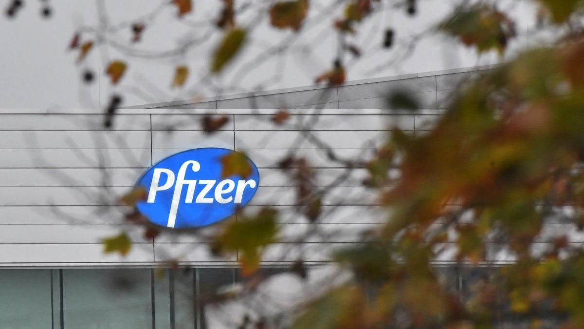 Logo de Pfizer en su sede de Bélgica Logo de Pfizer en su sede de Bélgica