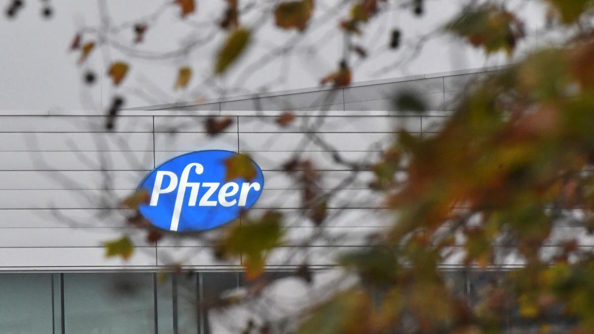 Logo de Pfizer en su sede de Bélgica