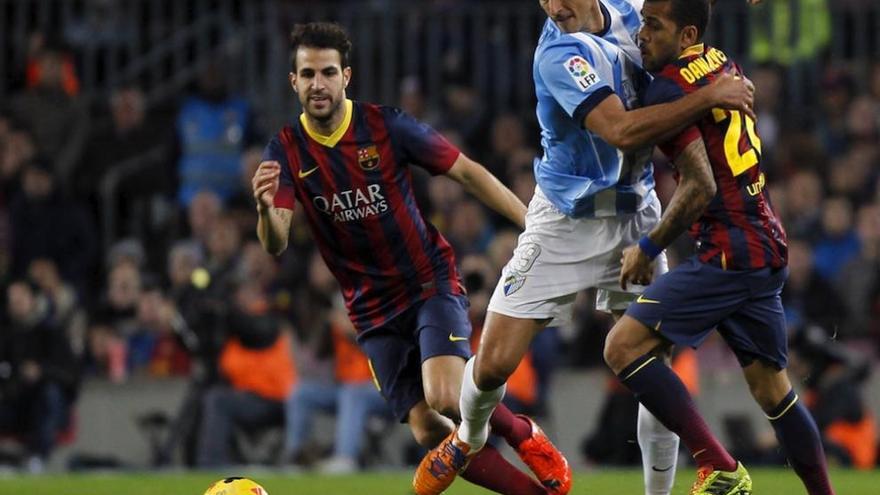 Santa Cruz trata de zafarse de Alves, en el partido del Camp Nou.