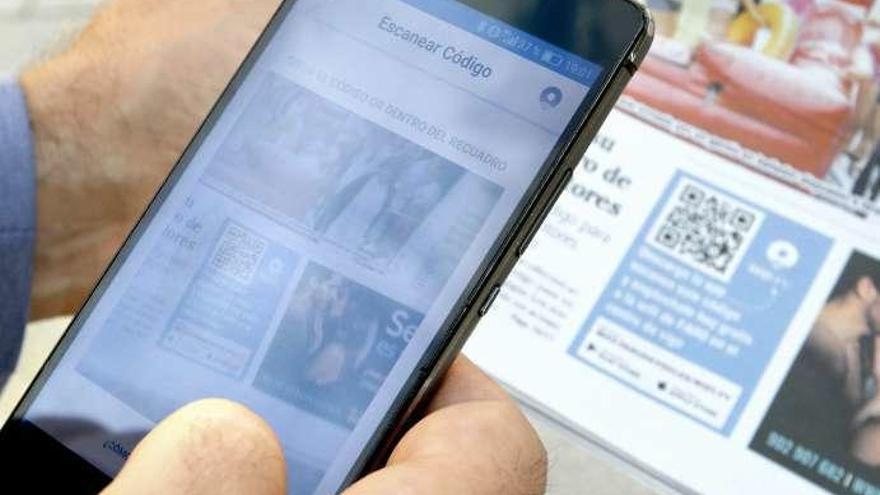 Un usuario activa su código QR en la aplicación. // Alba Villar