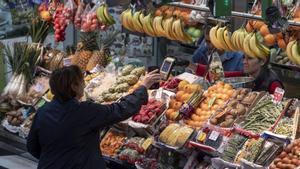 Un puesto de fruta y verdura en un mercado de Barcelona.