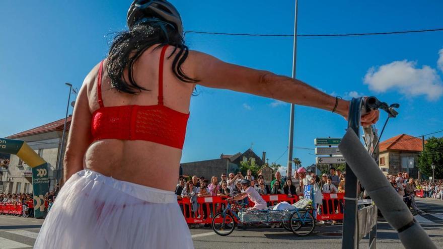 Una multitud para ver una carrera de camas