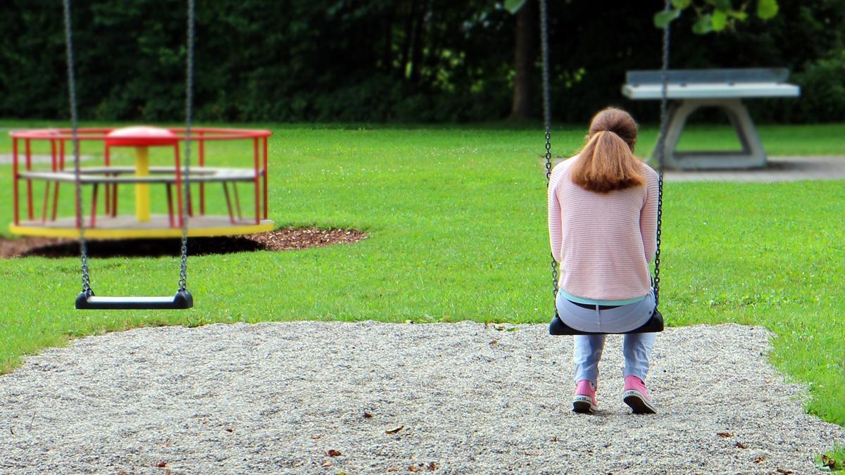 Una noia en un parc