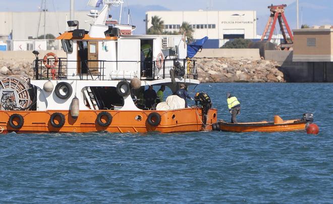 Rescate de las anclas del buque de Greenpeace en el puerto de Sagunt.
