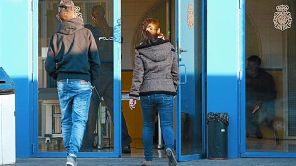 Dos personas entran en el CIE de la Zona Franca para visitar a un interno, ayer por la tarde.