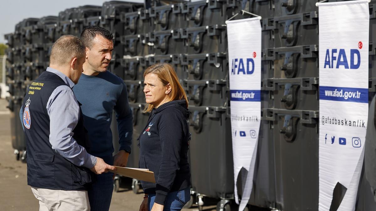 Pilar Bernabé y Vicent Mompó (centro) en Cheste, el 2 de diciembre, en la entrega de contenedores de residuos urbanos a municipios de la dana.