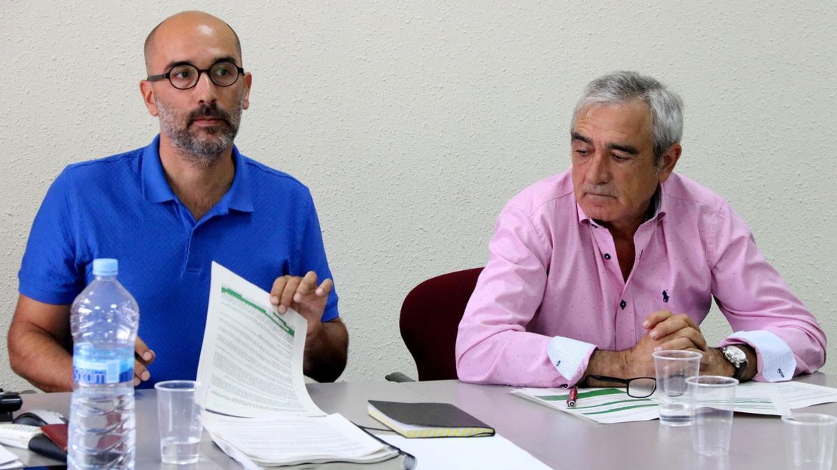 Los concejales de Terrassa Marc Armengol y Alfredo Vega durante la comisión informativa que aprovó el lunes los estatutos de la nueva empresa pública de gestión del agua.