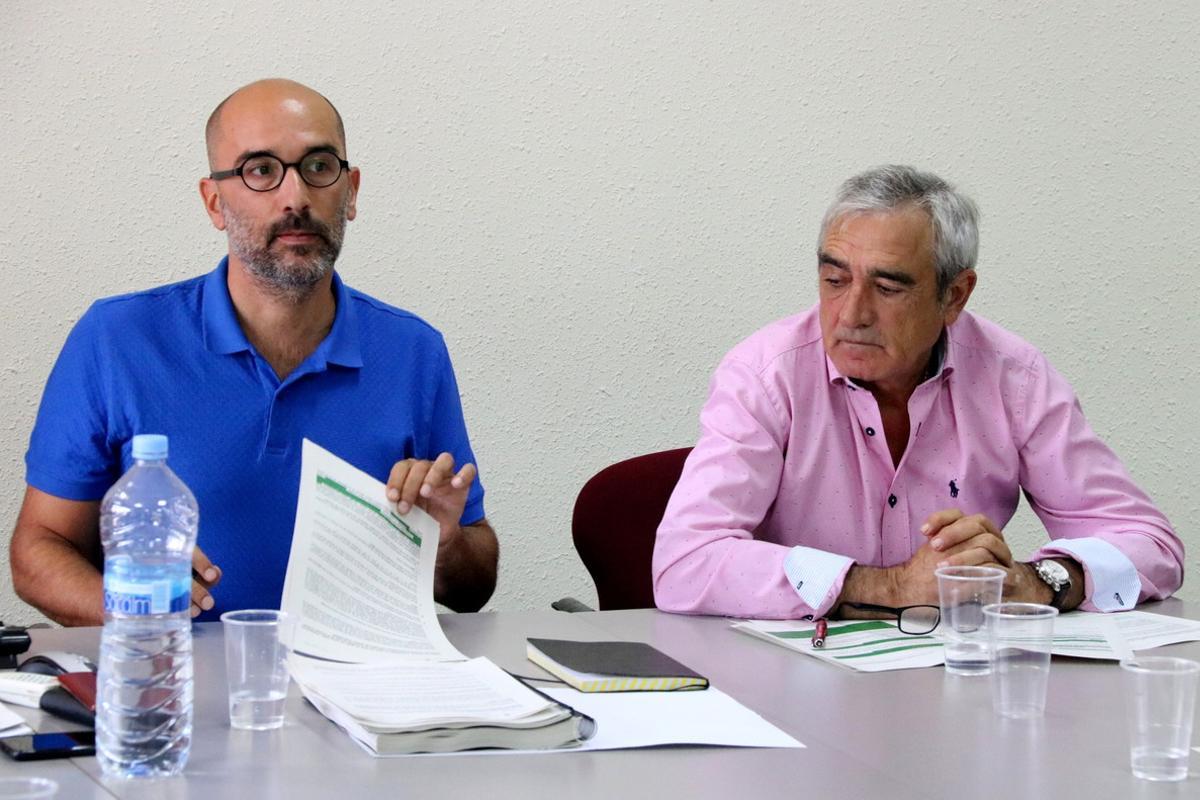 Els regidors de Terrassa Marc Armengol i Alfredo Vega durant la comissió informativa que va aprovar els estatuts de la nova empresa pública de gestió de l’aigua dilluns.