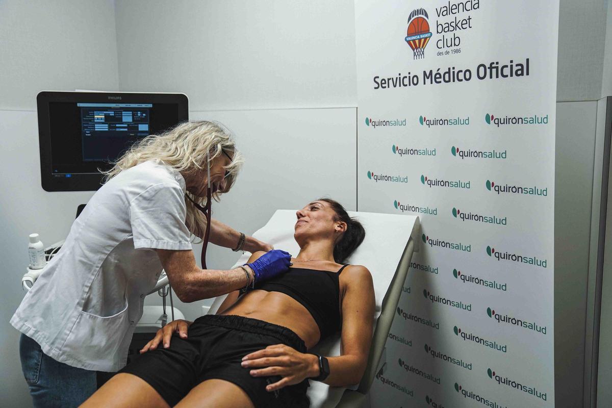 Una de las jugadoras durante la exploración cardiológica.