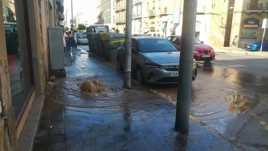 Fuita d'aigua a la carretera de Vic de Manresa