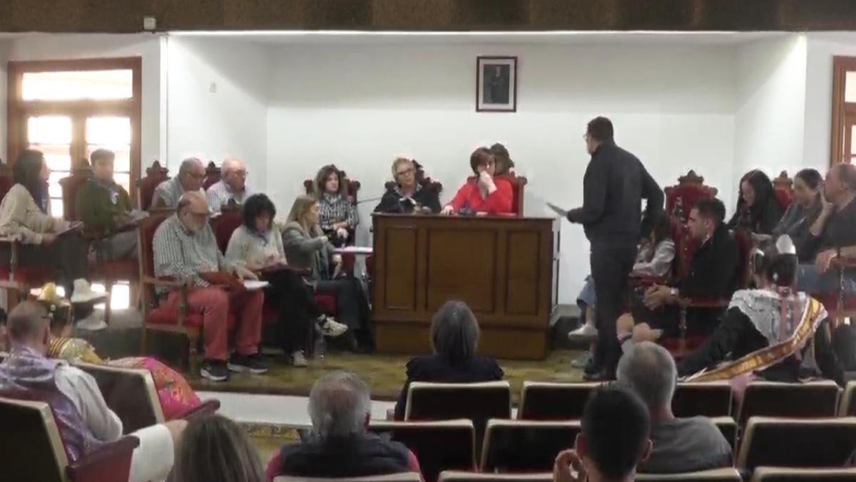 Imagen del pleno de l'Alcúdia de ayer, con regidores vestidos de falleros y festeros entre el público.