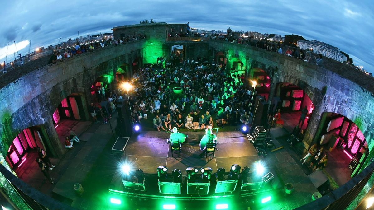 Concierto en el Castillo de San Antón durante un Festival Noroeste Estrella Galicia.