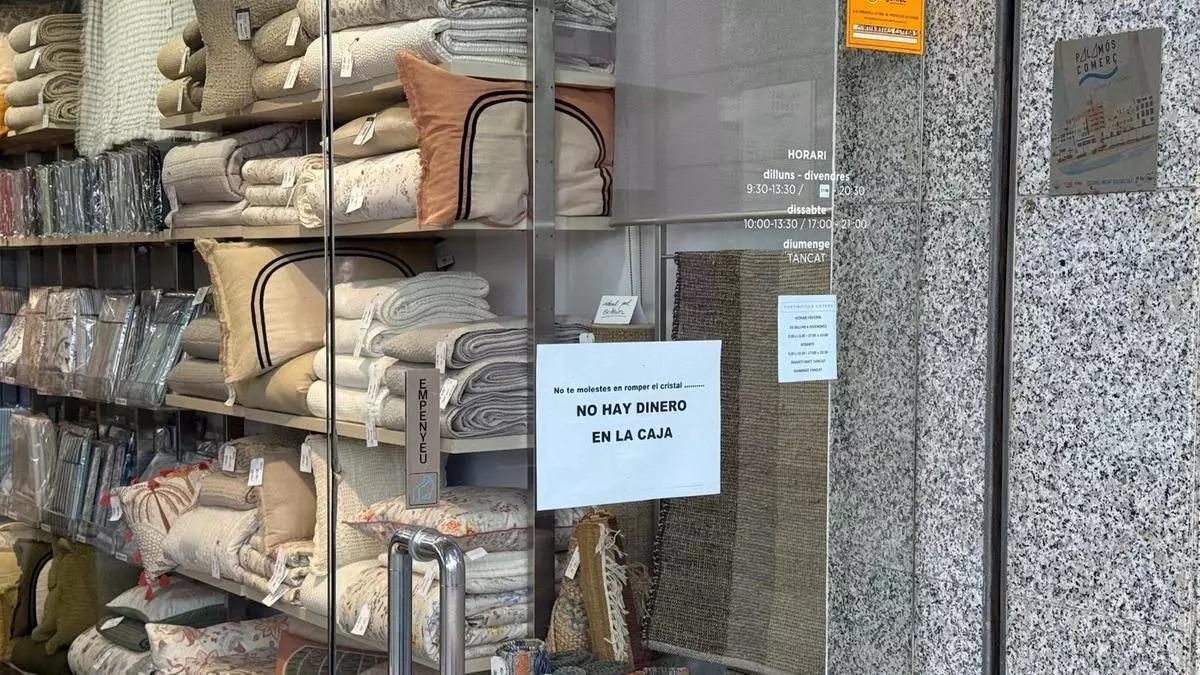 Uno de los carteles contra los ladrones en una tienda de Palamós