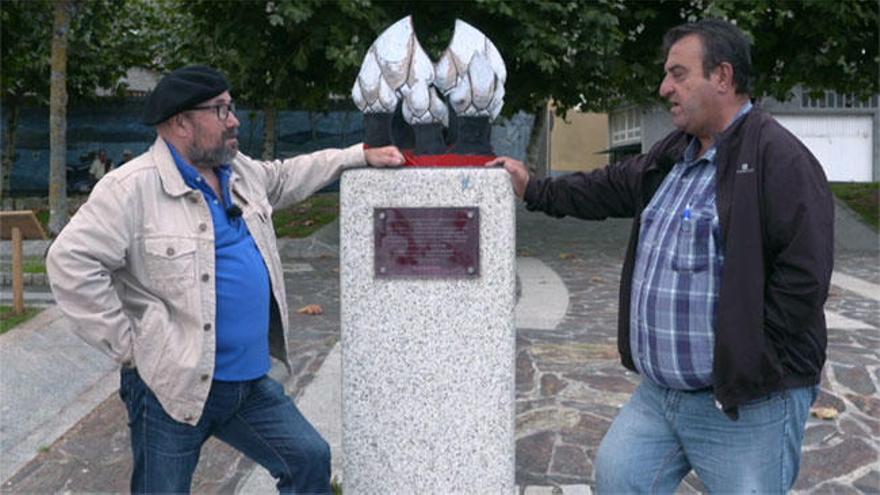 X. H. Rivadulla Corcón (esquerda) co deseñador do monumento ao percebeiro Antón Vidal. // TVG